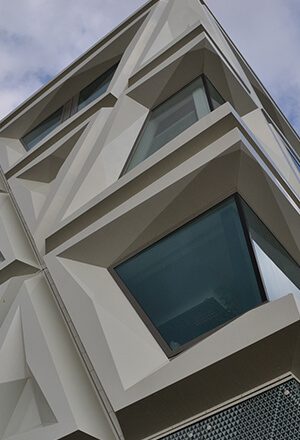 Innovatieve composiet gevelbekleding op commerciële gebouwen